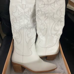 Billini Urson white cowboy boots size 8. Fits true to size.